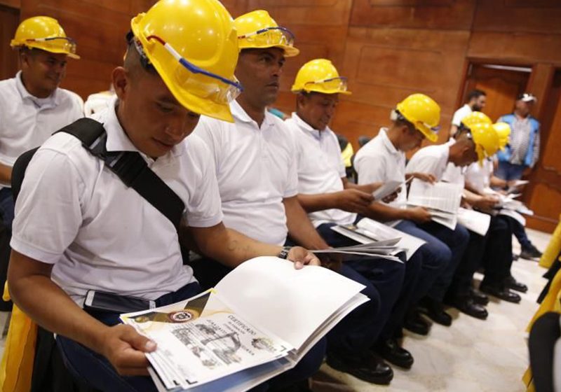  Exguerrilleros de las FARC se gradúan como operarios de maquinaria pesada