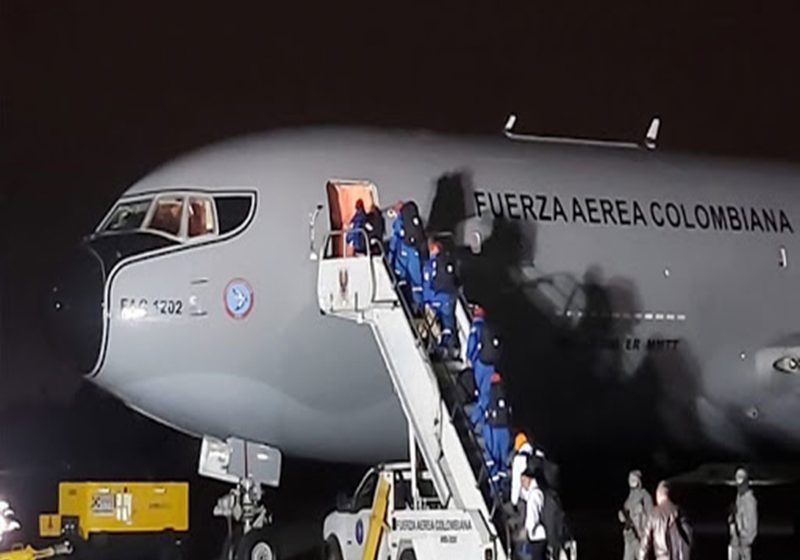  Aislados pasajeros y tripulantes de avión militar que repatrió a 15 colombianos