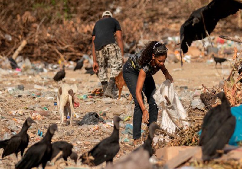  Venezolanos en el basurero municipal de Pacaraima (Brasil)