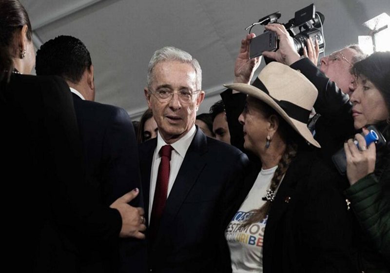 Uribismo pide revelar nombre de miembros de su partido vinculados a escuchas