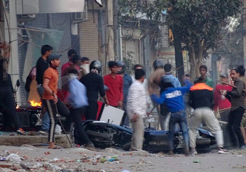  Treinta y cuatro los muertos en disturbios entre hindúes y musulmanes de Delhi