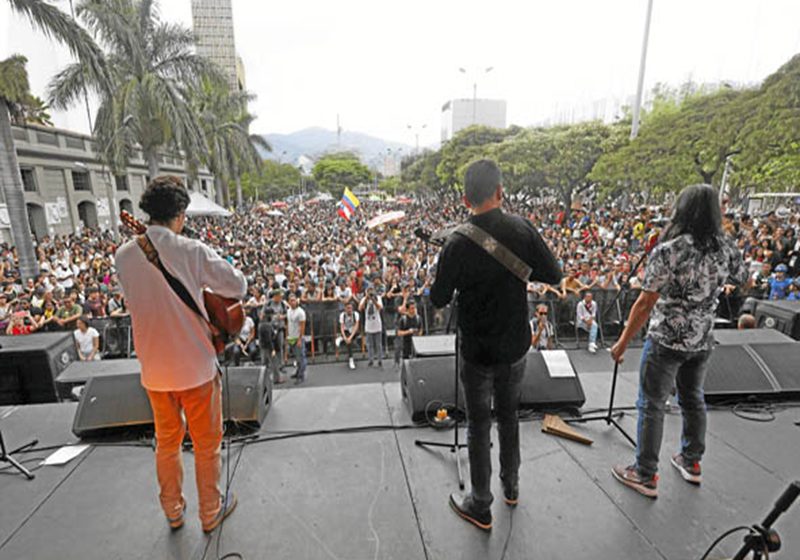  Concierto «Medellín resiste cantando» mantiene vivas protestas contra Duque