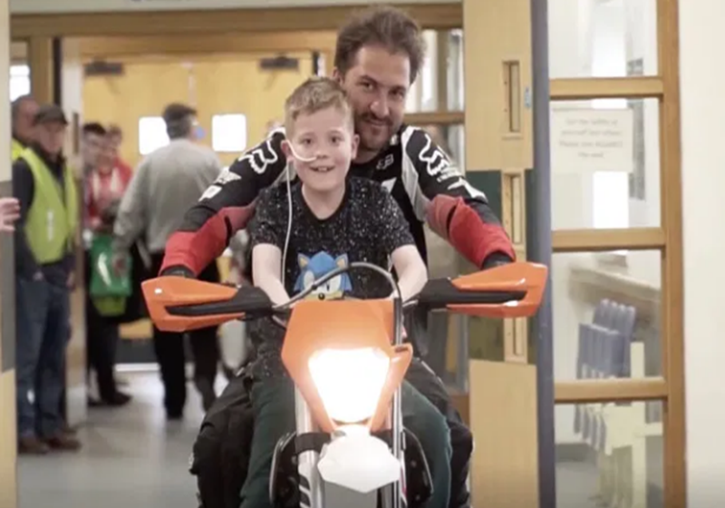  Motociclistas convierten pasillos de hospital de niños en pistas de motos