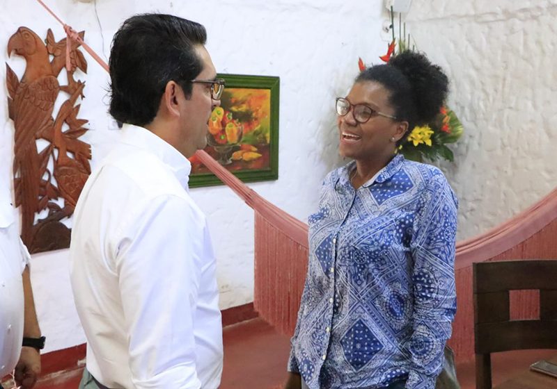  El Gobernador Juan Guillermo Zuluaga da la bienvenida a la Ministra de la ciencia, tecnología e innovación, Mabel Torres