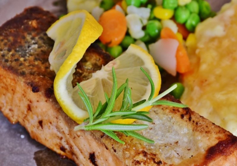  Una comida muy completa y saludable: Salmón al horno con puré de coliflor
