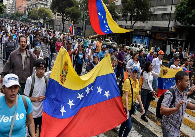  Chavistas y opositores inician jornada de protestas bajo un clima de tensión