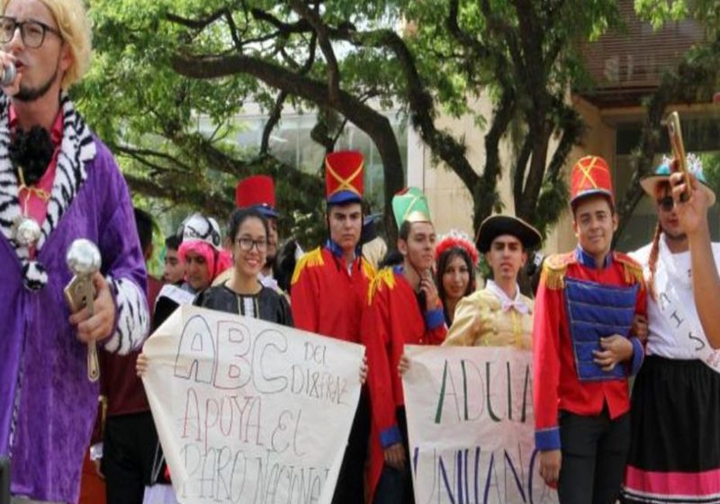  Estudiantes colombianos protestan disfrazados contra corrupción y violencia