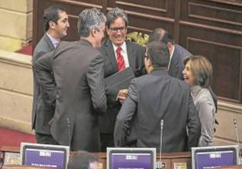  De corbata roja el Ministro Alberto Carrasquilla, hombre que cada día le impone más tributos al pueblo trabajador