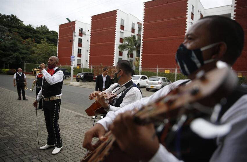 Mariachis y vallenatos colombianos se van con su música a otra parte