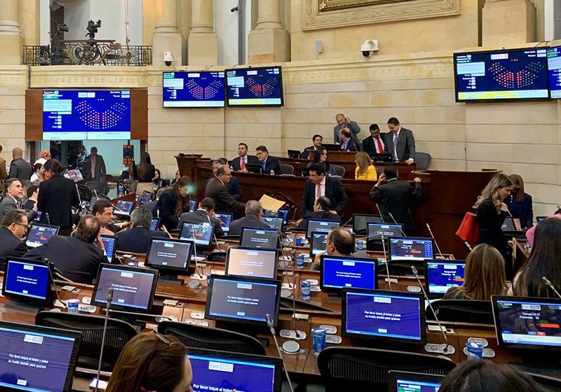  Senado colombiano aplaza trámite de reforma fiscal por error de procedimiento