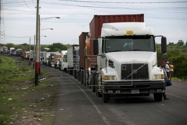  Bloqueos fronterizos amenazan con desabastecimiento en Centroamérica con camiones varados