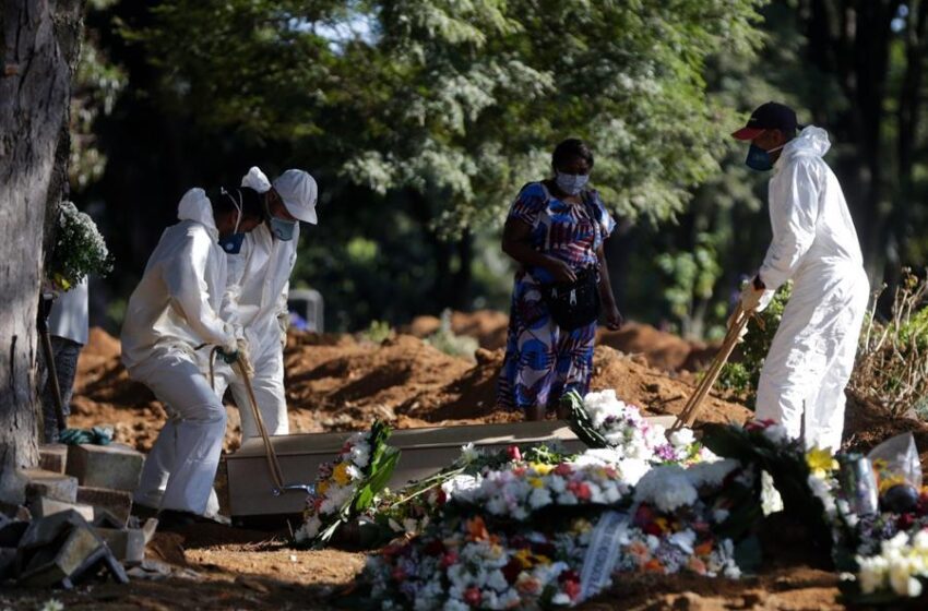  Brasil registra el récord de 881 muertes en un día y eleva el total a 12.400