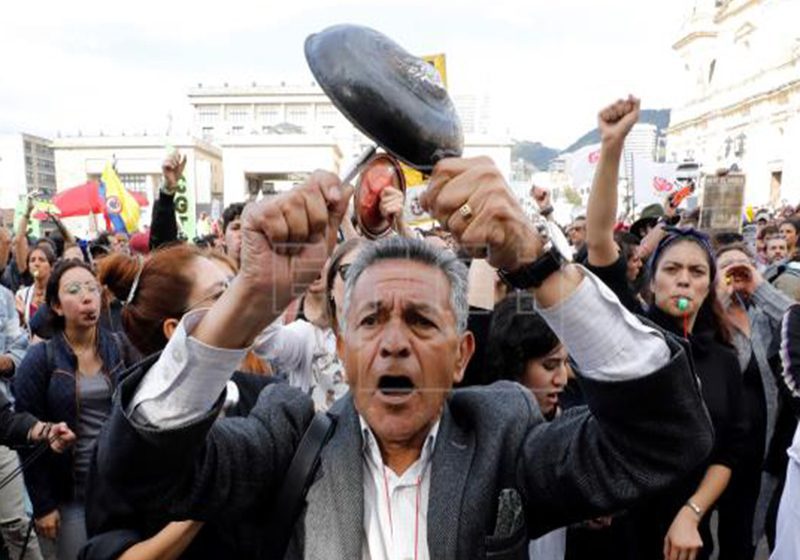  Colombianos rechazan la reforma fiscal del Gobierno al ritmo de las cacerolas