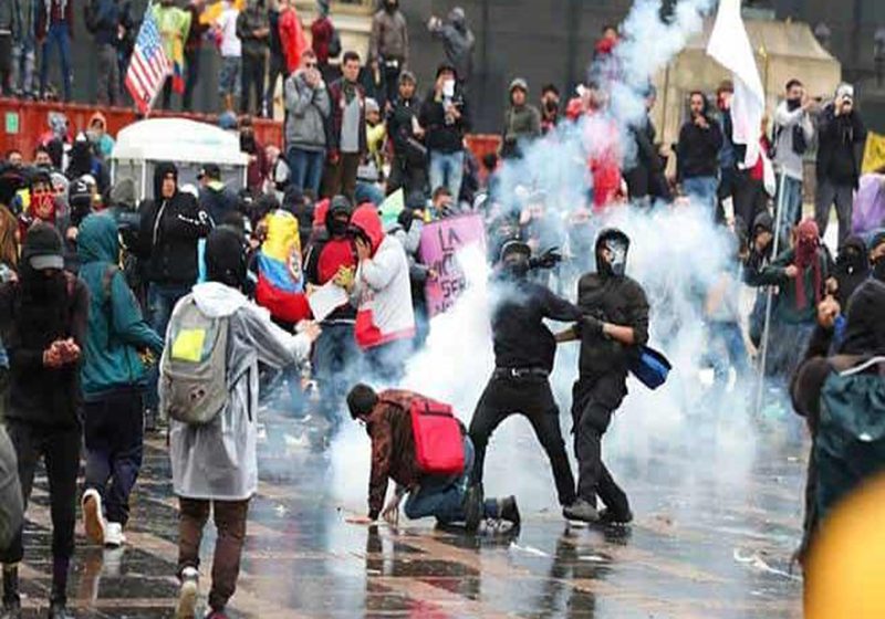  Batalla campal en la Plaza de Bolívar de Bogotá por ataque al Capitolio