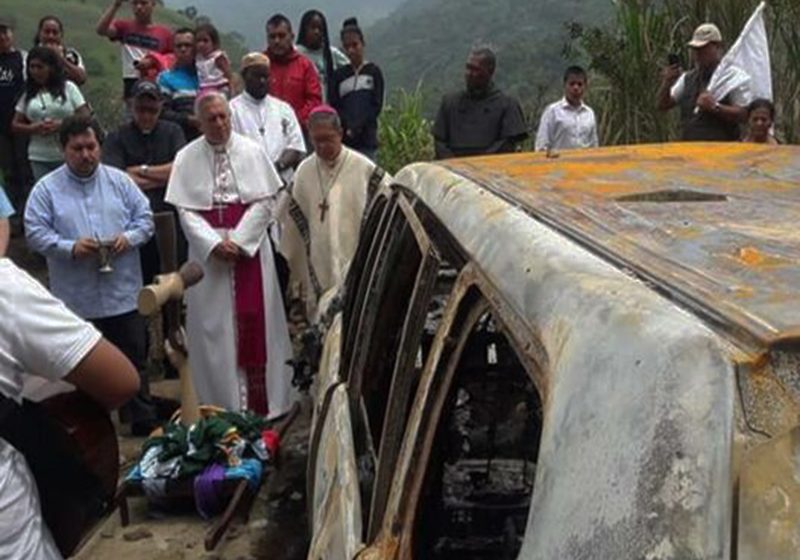  Caravana de Iglesia católica colombiana pide el fin de violencia en el Cauca