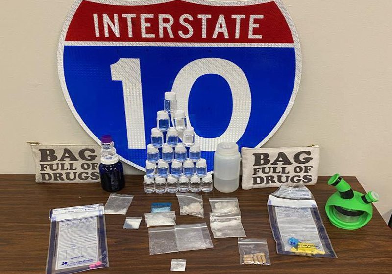  Policía encuentra drogas en una bolsa con la etiqueta “Bolsa llena de drogas”