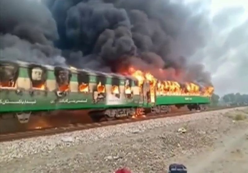  Mueren 73 personas por la explosión de una bombona de gas en un tren en Pakistán