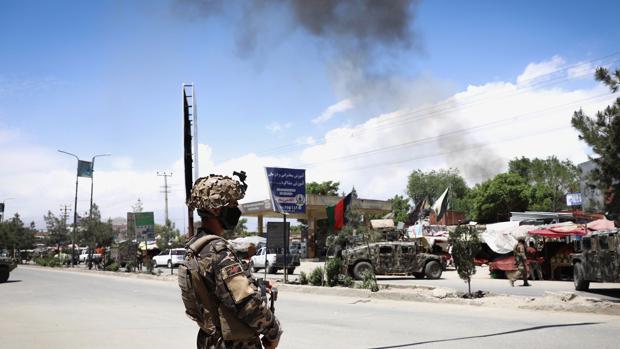  Cinco muertos y 19 heridos en ataque talibán con camión bomba en Afganistán