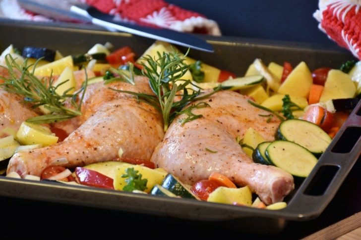  Muslos de pollo al horno con vegetales ¡Simplemente jugoso y delicioso!
