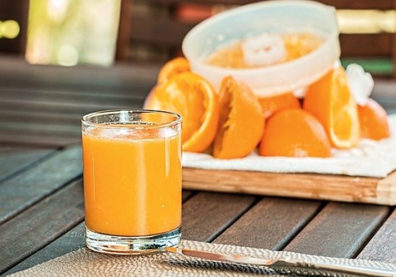  Jugo de naranja con jengibre para combatir el dolor de garganta