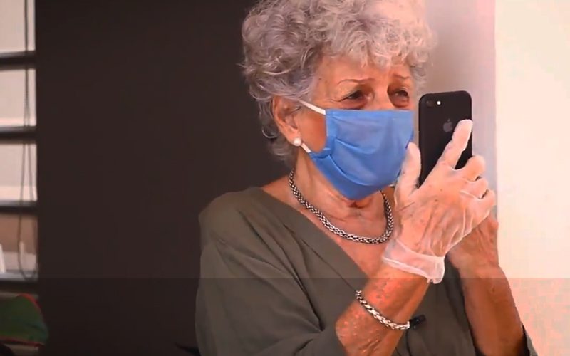  Eufórica doña Gladys de 80 años despide el coronavirus
