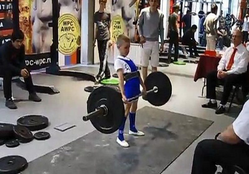  El niño más fuerte de Rusia levanta pesas de más de 100 kg