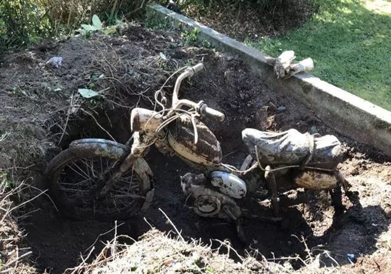  Una moto duró enterrada durante 60 años en el patio de su casa