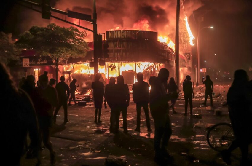  Prenden fuego a estación de Policía en otra noche de protestas en Mineápolis