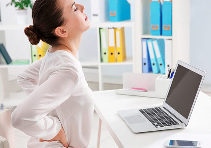  Cuida tu espalda: Consejos para no trabajar en casa de cualquier manera