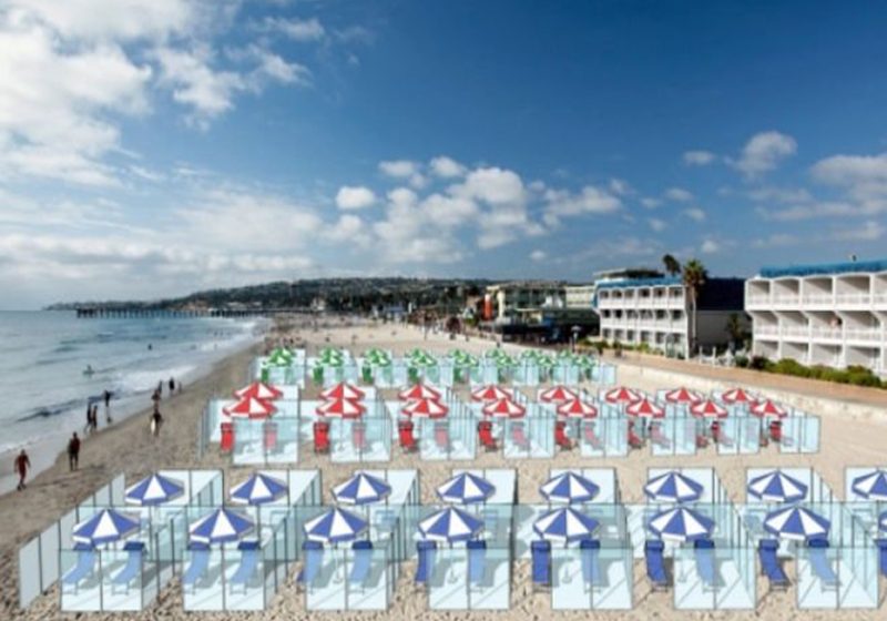  Lanzan cubículos de plexiglás para disfrutar de la playa sin contagios
