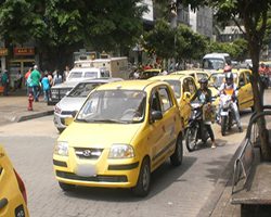  Taxistas preocupados porque el patrón les subirá la cuota en el producido