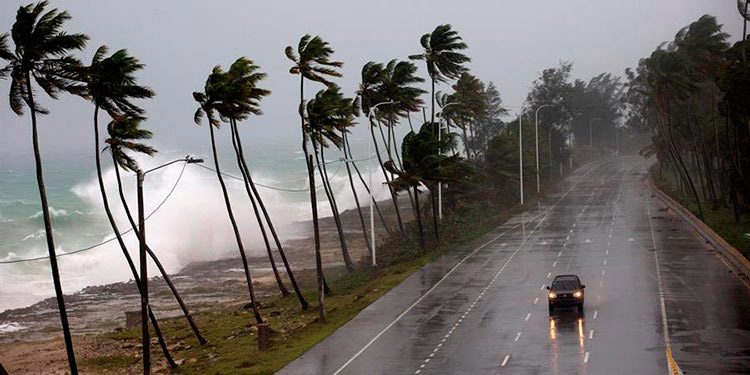  El primer tifón de la temporada toca tierra en Filipinas, confinada por la COVID-19