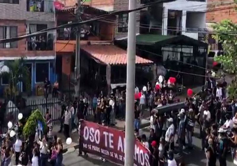  Multitud viola cuarentena en Colombia para sepultar a presunto jefe criminal