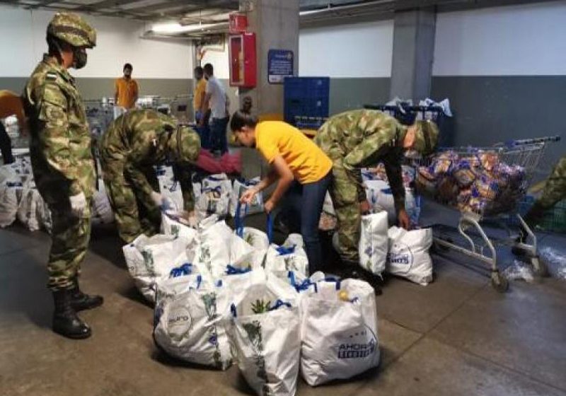  Ejército colombiano y fundaciones ayudan a los más necesitados en cuarentena