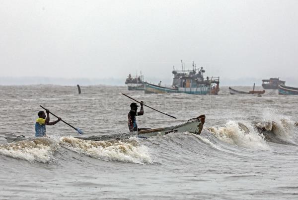  El ciclón Nisarga alcanza la costa occidental india con vientos de 74 km/h