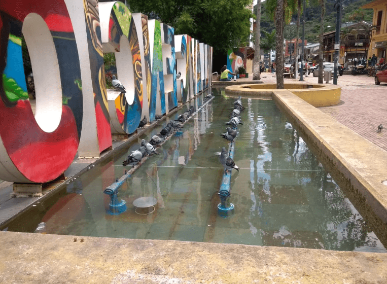  Parque Los Libertadores de Villavicencio, la Fuente luminosa, sin luz y con agua estancada y fétido olor