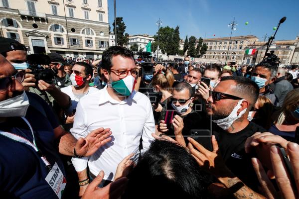  Ultraderecha Italia protesta en la calle contra Gobierno a pesar de pandemia