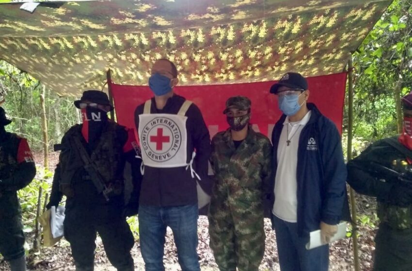  La guerrilla del ELN entrega a comisión humanitaria a militar secuestrada