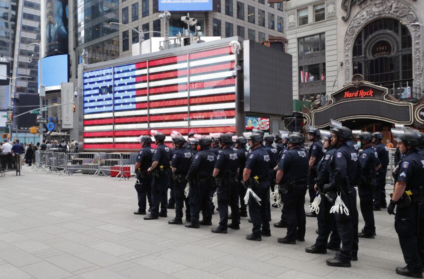  Trump intenta incentivar cambios en la Policía sin dejar de defenderla