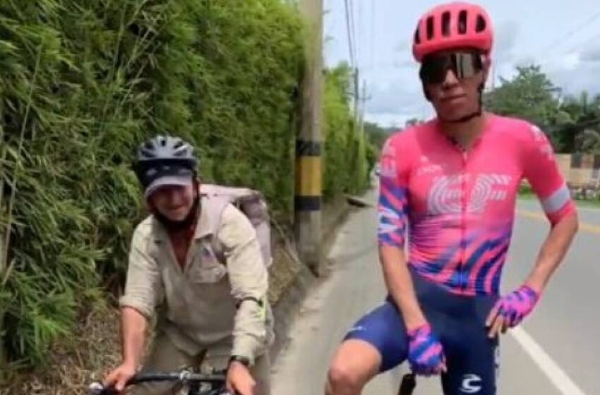 ‘Rigo’ le regaló uniforme y bicicleta profesional al hombre que le mantuvo paso a 45 km/h