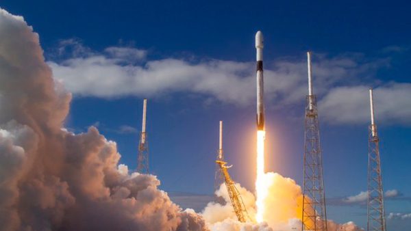  SpaceX envía otra tanda de satélites al espacio tras su histórico lanzamiento