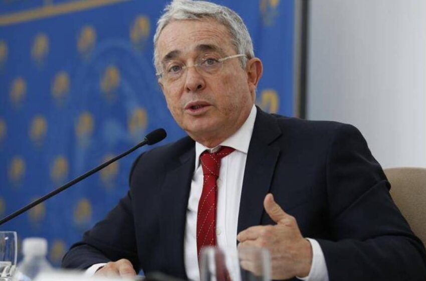  Corte colombiana abre indagación preliminar a Uribe por espionaje militar