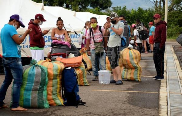  Primeros 300 venezolanos salen de campamento colombiano para volver a su país