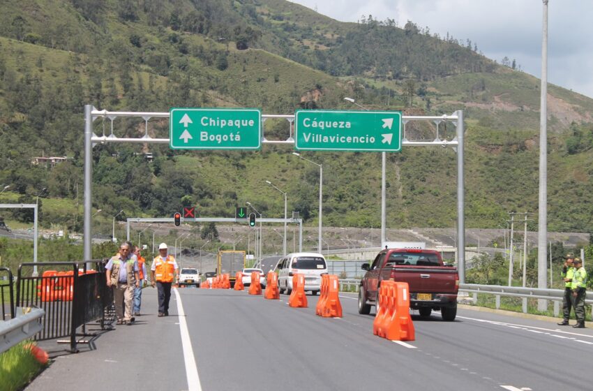  Derrumbes de grandes proporciones bloquearon la carretera a Bogotá