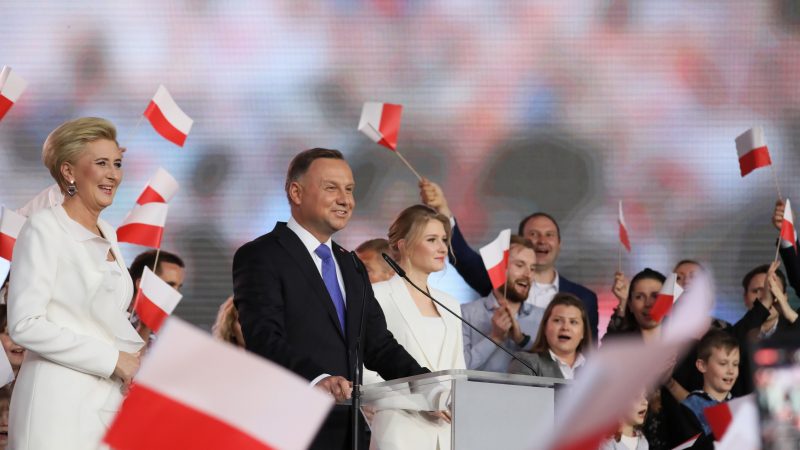  El ultraconservador Duda logra la reelección en una Polonia dividida