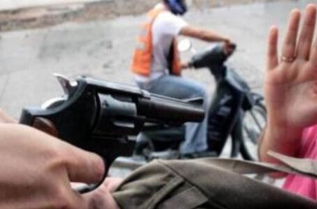 Asegurados antisociales que en moto asaltaron a una mujer dejándola tendida en vía publica