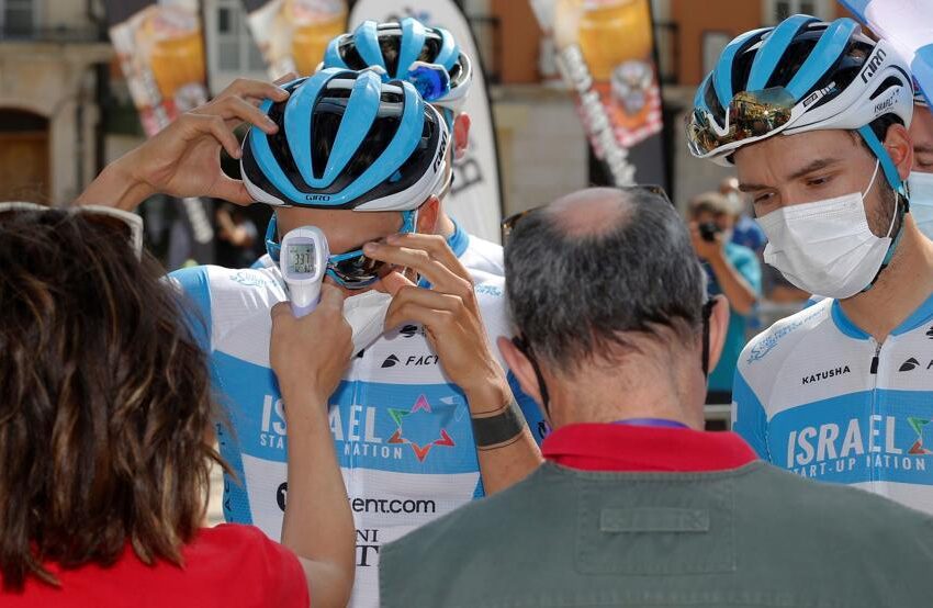  Aislados tres corredores de la Vuelta a Burgos por contacto con un positivo
