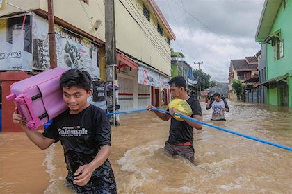  Al menos 10 muertos y decenas de desaparecidos por inundaciones en Indonesia