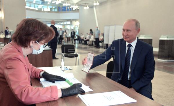  Putin vota en el plebiscito que abre camino a su permanencia en el Kremlin