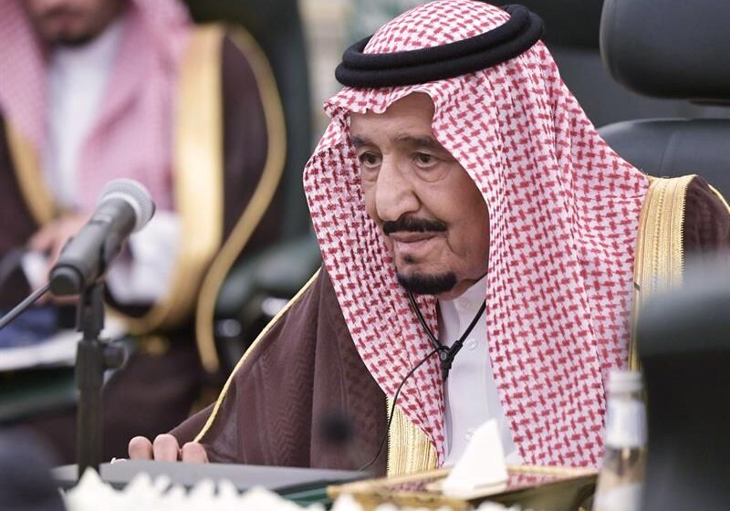  Rey saudí justifica una peregrinación reducida por COVID tras salir de hospital
